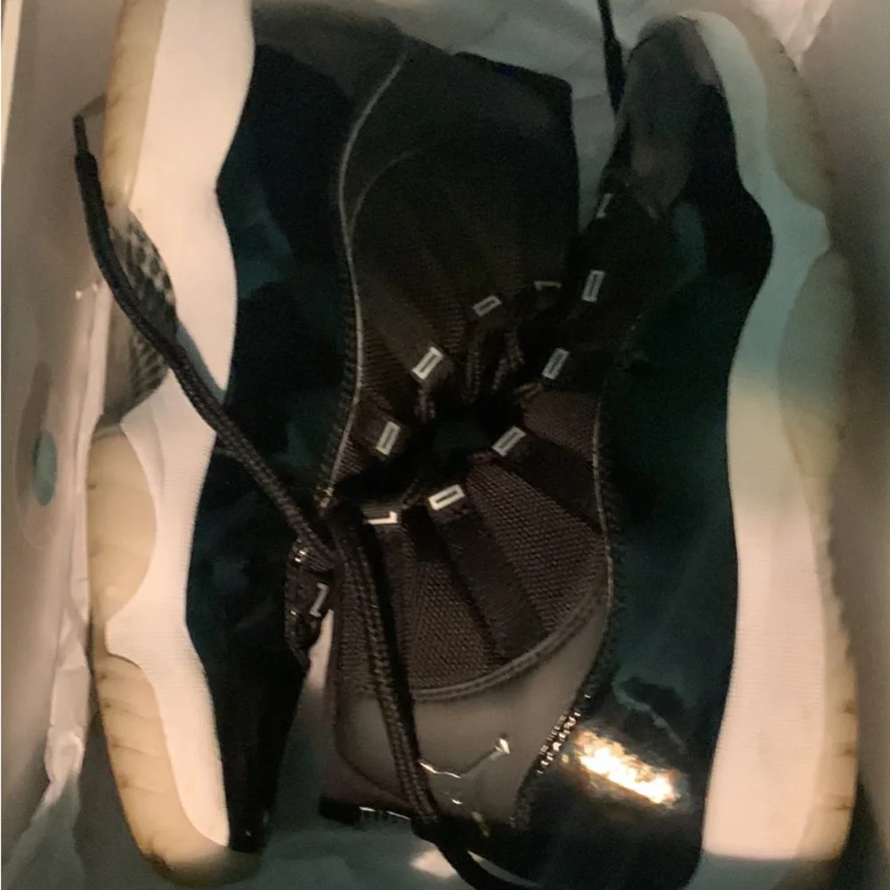 Jordan 11 retros black julibees size 7/5 - Picture 2 of 5